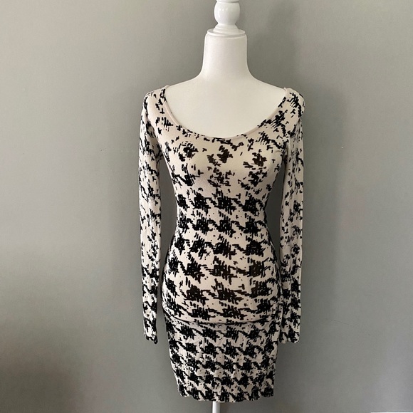 Guess - Picture 1 of 3